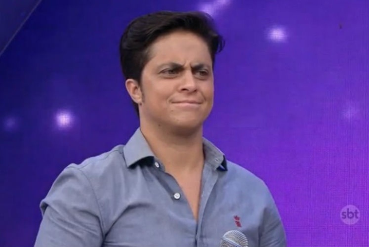 1.mar.2015 - Raul Gil revela cara de espanto ao ver peitoral de Thammy Miranda, em seu programa, no SBT
