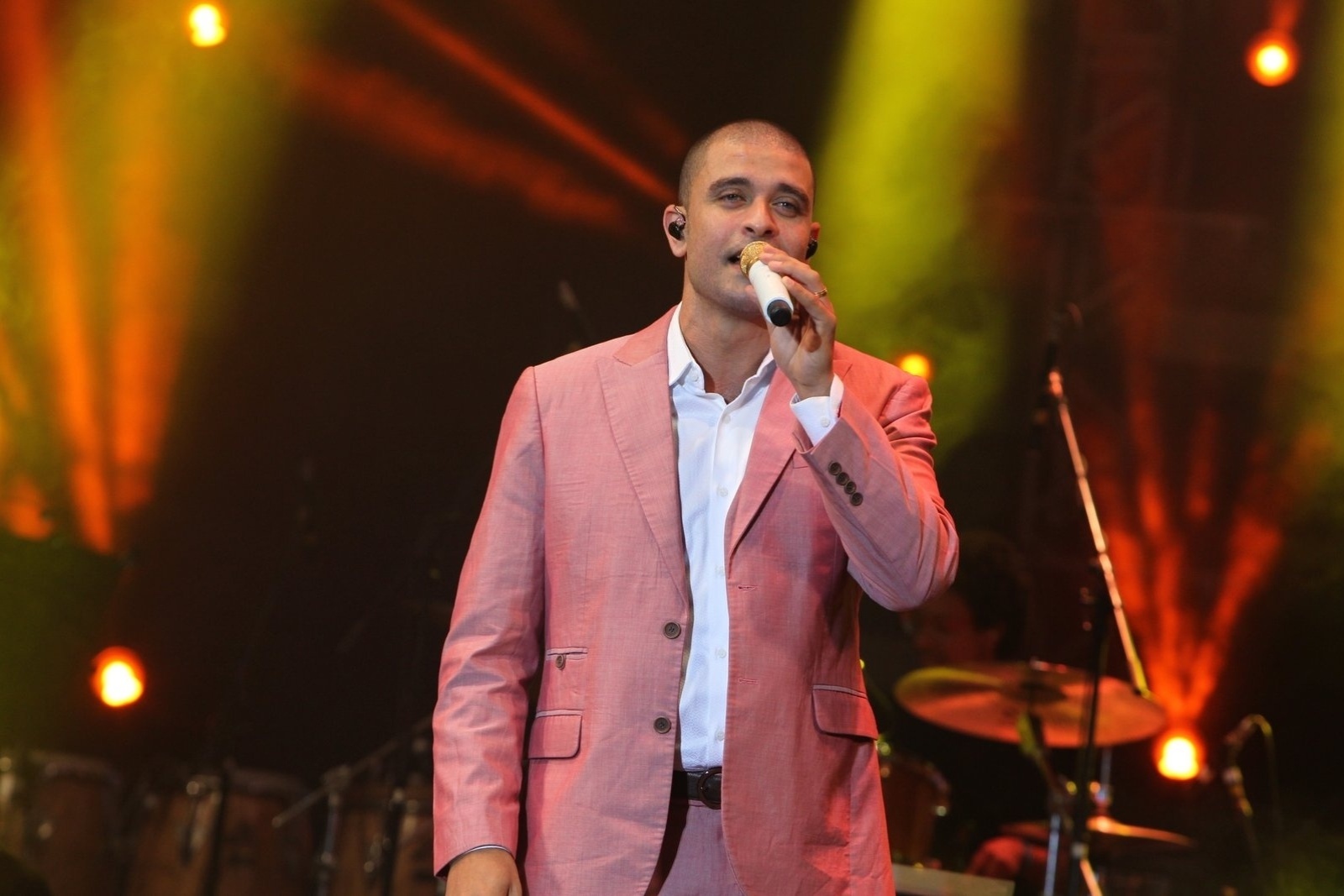 28.fev.2015 - O sambista Diogo Nogueira participou da homenagem ao Rio, que contou com grandes sucessos de compositores cariocas como Vinicius de Moraes, Tom Jobim, Chico Buarque e Tim Maia. - Marcello Sá Barretto / AgNews