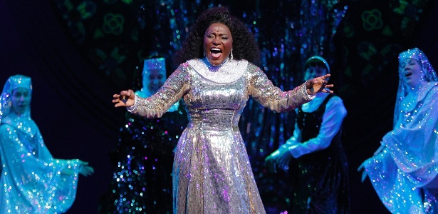 2.mar.2015 - Passagem de cena do musical "Mudança de Hábito", que estreia no dia 5 de março, no teatro Renault, em São Paulo - Reinaldo Canato/UOL