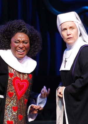 Karin Hils e Adriana Quadros em cena de "Mudança de Hábito" - Reinaldo Canato/UOL - Reinaldo Canato/UOL