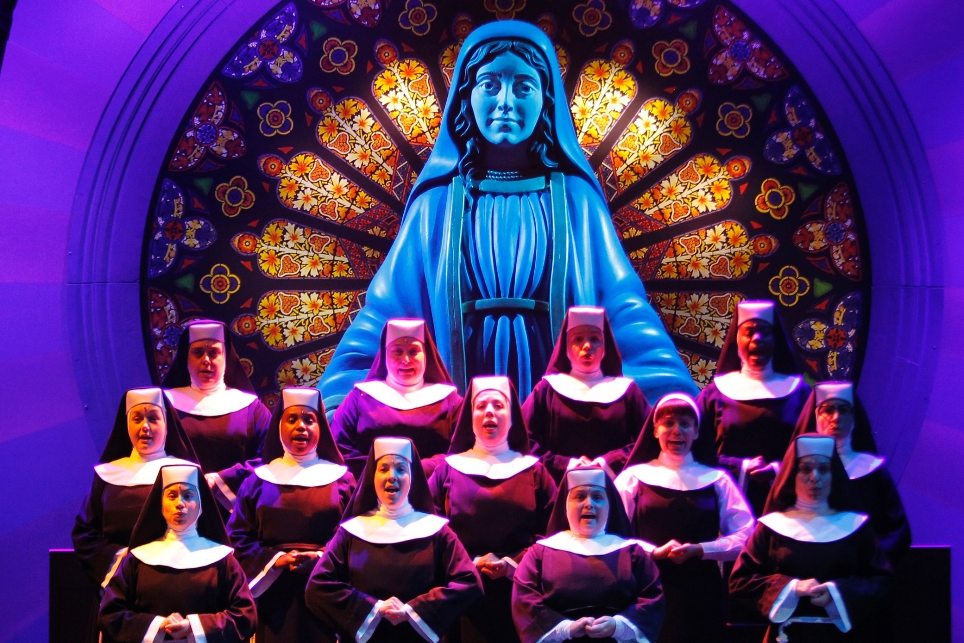 2.mar.2015 - Passagem de cena do musical "Mudança de Hábito", que estreia no dia 5 de março, no teatro Renault, em São Paulo - Reinaldo Canato/UOL