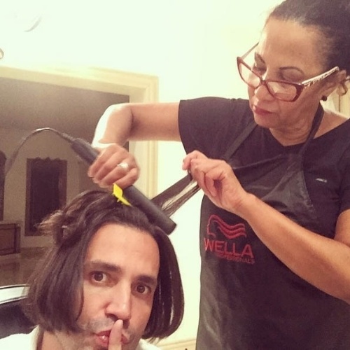 2.mar.2015- Cantor Latino faz chapinha no cabelo para comemorar aniversário e é chamado de "cogumelo" e "Beiçola", personagem de "A Grande Família", por seus seguidores do Instagram: "Pra dar um jeitinho no meu cabelo prometido", escreveu o cantor