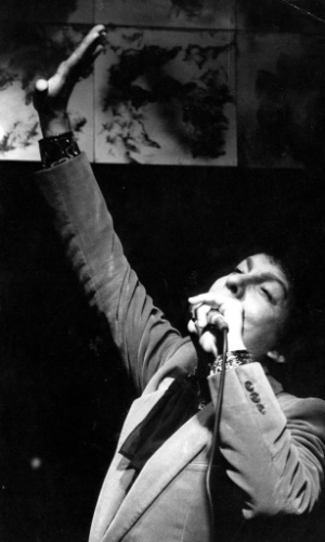 O cantor Cauby Peixoto durante show, em 1985.