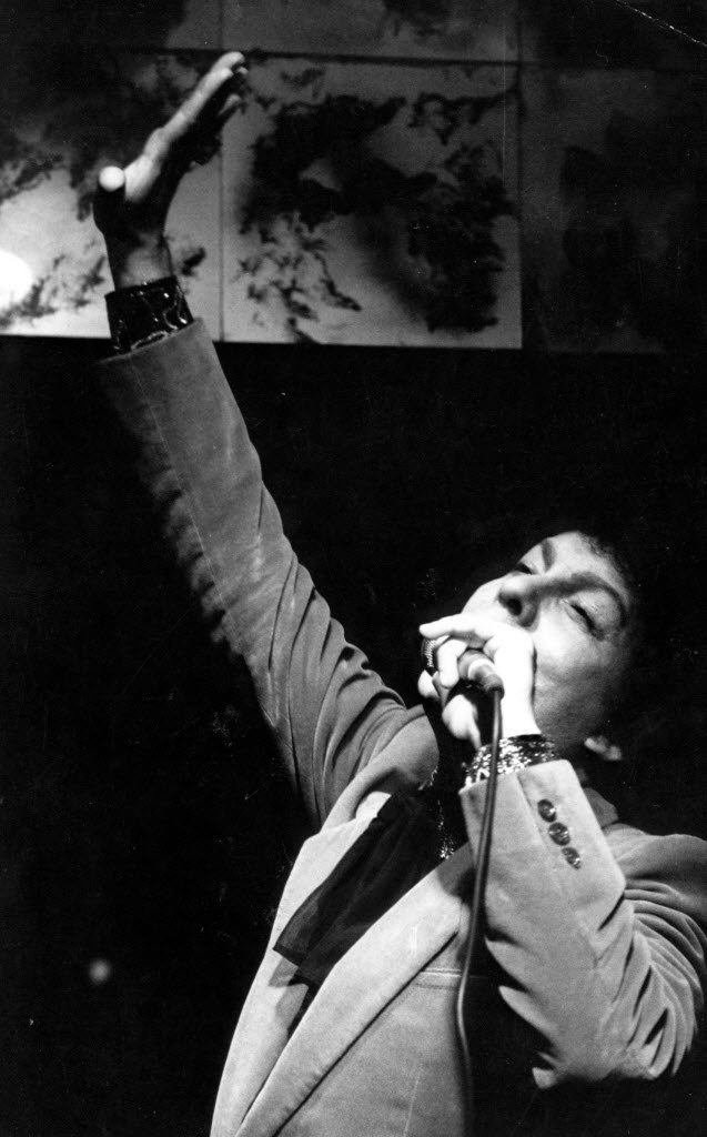 O cantor Cauby Peixoto durante show, em 1985. - João Caldas/Folhapress