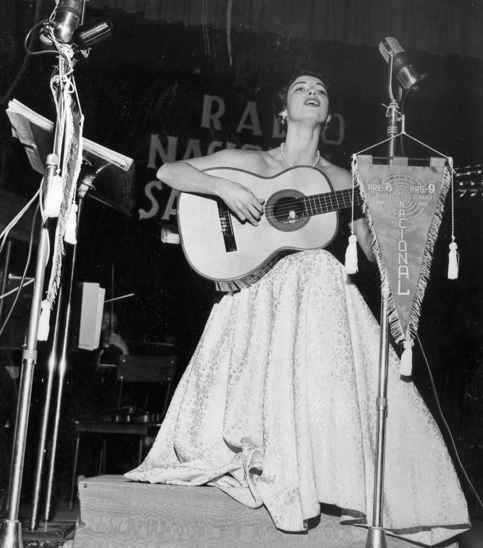 Na foto, ela se apresenta na Rádio Nacional em 1952 - Norberto/acervo UH/Folhapress