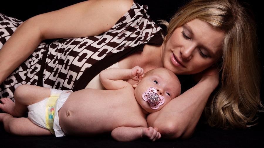 mãe, bebê, chupeta personalizada - Getty Images