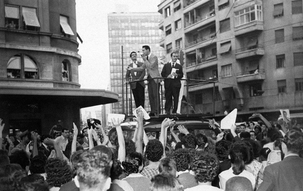 O cantor Cauby Peixoto faz show no centro de São Paulo, em 1957. Neste ano Cauby gravou o LP "Ouvindo Cauby", no qual interpretou canções clássicas. - Reprodução