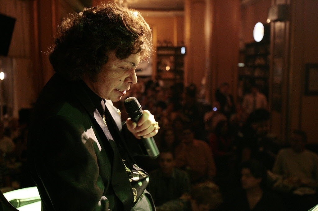 O cantor Cauby Peixoto se apresenta no Bar Brahma, em 2006. Desde 2002 Cauby fazia shows regulares no bar clássico, na esquina da Av. Ipiranga e São João, em São Paulo. - Marlene Bergamo/Folhapress