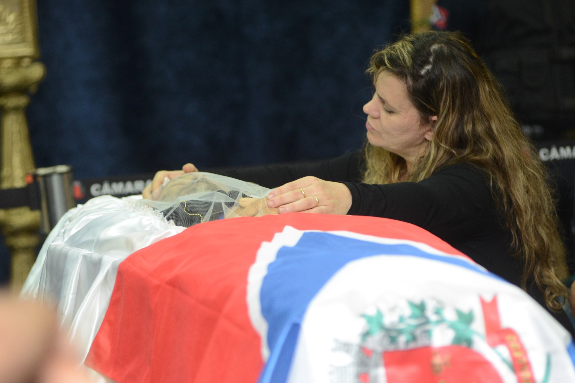 3.mar.2015 - Berenice Martins Alves do Santos, mulher de José Rico, ao lado do caixão do músico em Americana (SP) - Fernando Rosolen/UOL