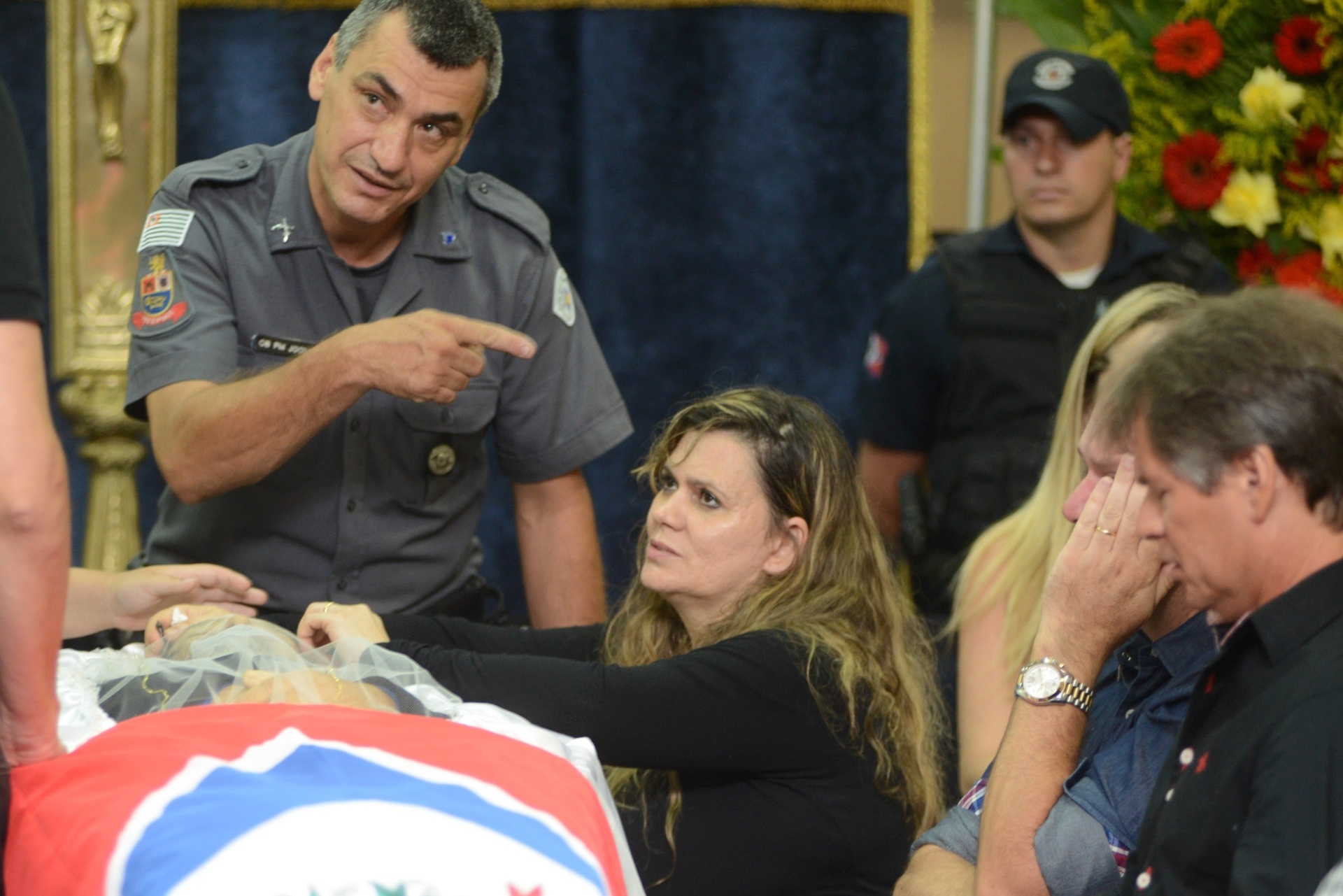 3.mar.2015 - Berenice Martins Alves do Santos, mulher de José Rico, ao lado do caixão do músico em Americana (SP) - Fernando Rosolen/UOL