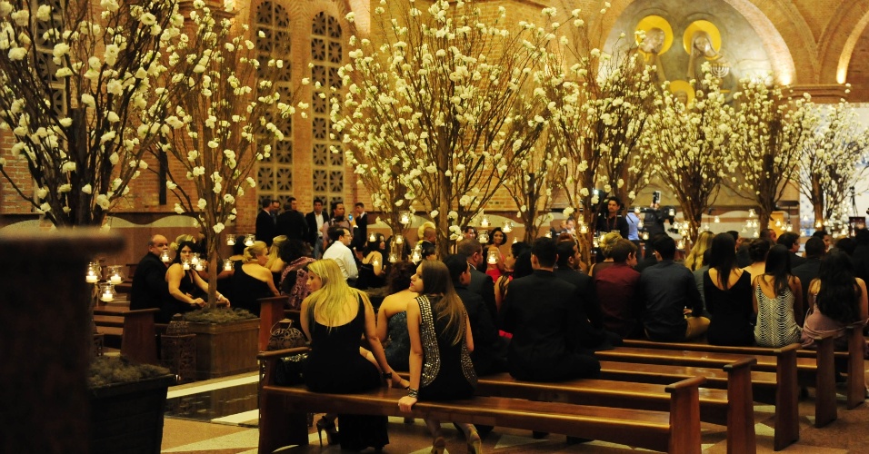 3.mar.2015 - Convidados aguardam o início da cerimônia de casamento de Rick e Geralda, na Basílica de Nossa Senhora Aparecida, em Aparecida, São Paulo