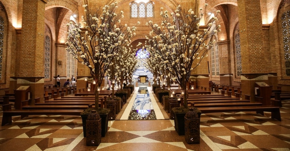 3.mar.2015 - Decoração da Basílica de Nossa Senhora Aparecida, em Aparecida, São Paulo, para o casamento do cantor sertanejo Rick e Geralda