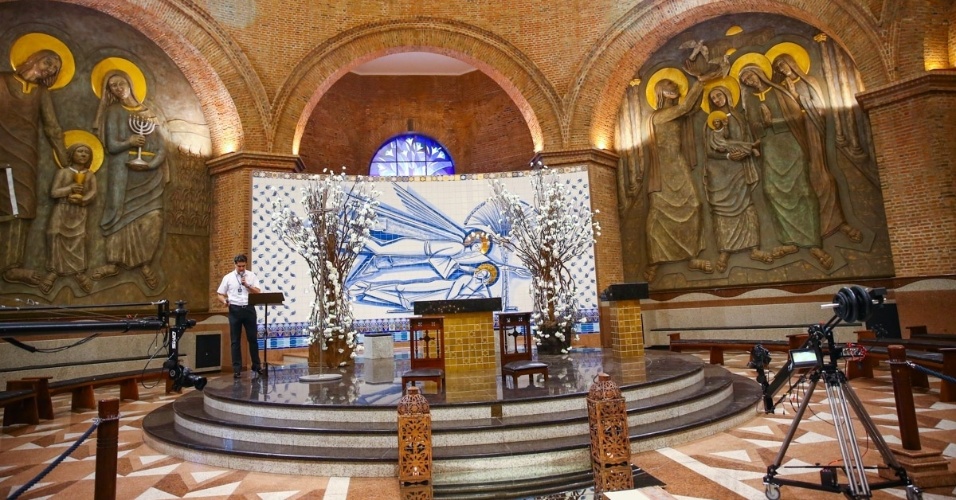 3.mar.2015 - Decoração da Basílica de Nossa Senhora Aparecida, em Aparecida, São Paulo, para o casamento do cantor sertanejo Rick e Geralda