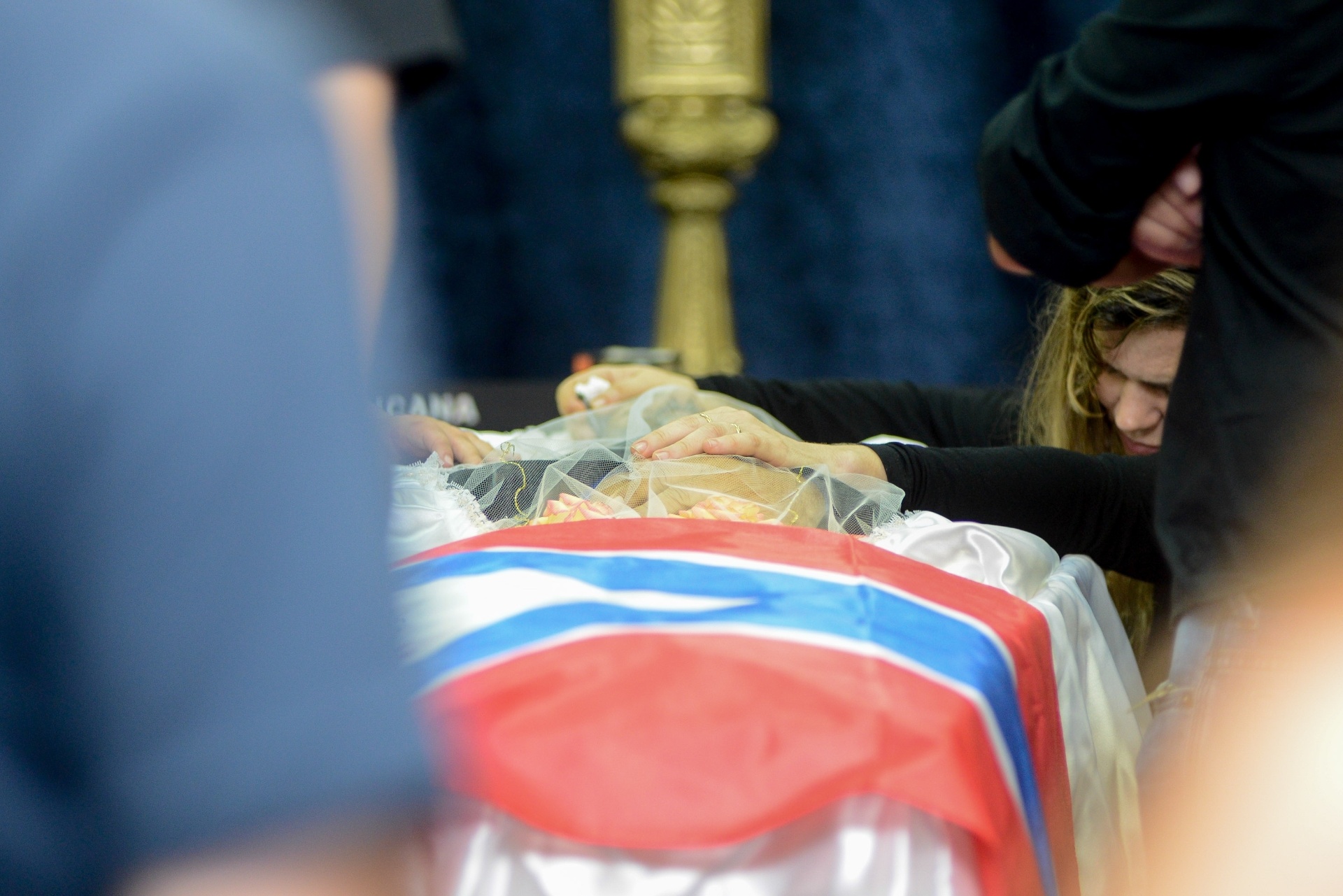 3.mar.2015 - Berenice Martins Alves do Santos, mulher de José Rico, ao lado do caixão do músico em Americana (SP) - Fernando Rosolen/UOL