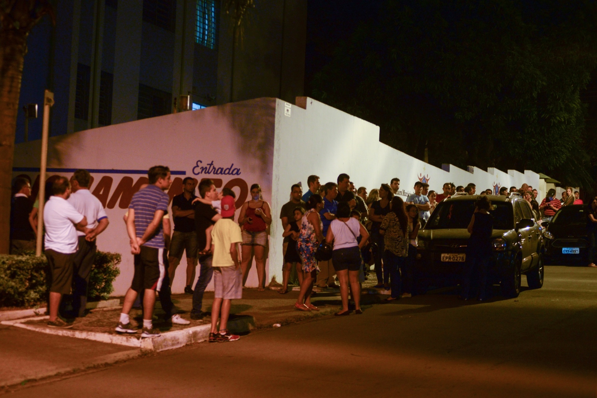 3.mar.2015 - Fãs de José Rico fazem fila do lado de fora da Câmara Municipal de Americana, no interior de SP, para se despedir do cantor sertanejo, morto nesta terça-feira - Fernando Rosolen/UOL