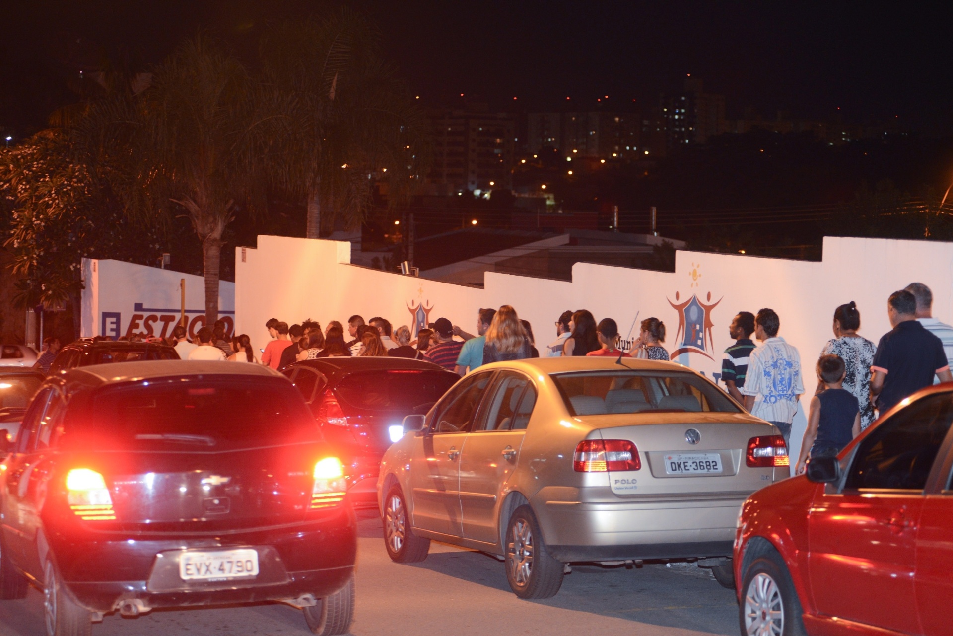 3.mar.2015 - Fila de fãs e congestionamento antes do início do velório do sertanejo José Rico, em Americana (SP) - Fernando Rosolen/UOL