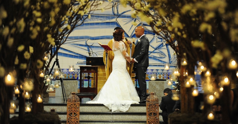 3.mar.2015 - Geralda e Rick durante a cerimônia na Basílica de Nossa Senhora Aparecida