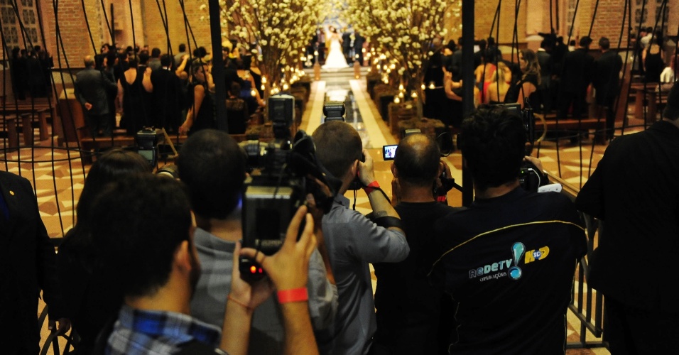 3.mar.2015 - Imprensa e fotografos registram tudo que acontece no casamento de Geralda e Rick na Basílica de Nossa Senhora Aparecida