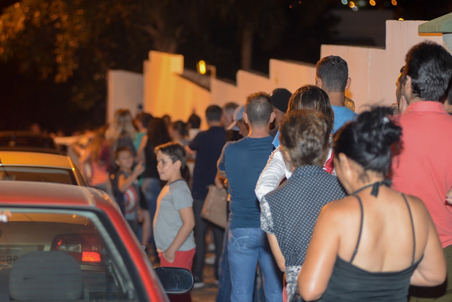 3.mar.2015 - Público aguarda abertura dos portões da Câmara Municipal, em Americana (SP), onde será velado o corpo do cantor sertanejo José Rico, morto nesta terça - Fernando Rosolen/UOL