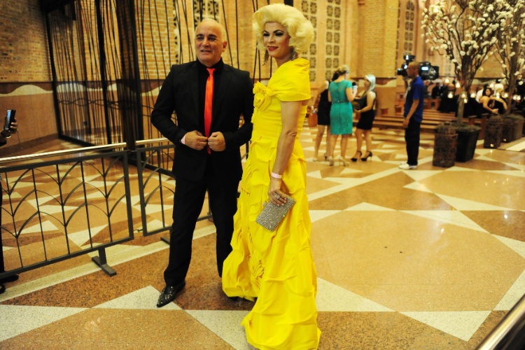 3.mar.2015 - Salete Campari e Fernando Pires vão juntos ao casamento de Rick, na Basílica de Aparecida