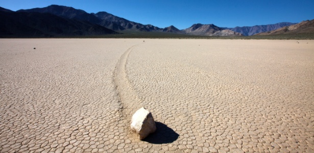 Algumas rochas do Vale da Morte deixam rastros de 450 metros de comprimento - Getty Images