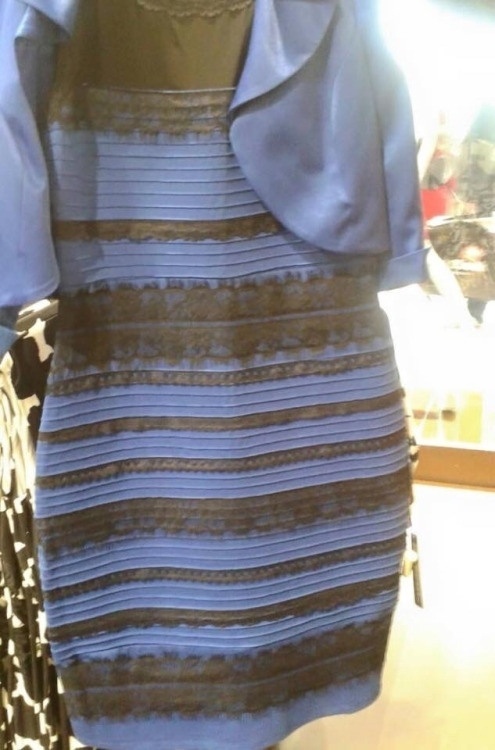 Branco e dourado ou azul e preto? Em quais tonalidades você vê a peça da imagem acima? O vestido mais polêmico da internet criou debates entre pessoas que enxergam diferentes combinações de cores. A explicação é a forma como o cérebro de cada um ajusta automaticamente as cores e as interpreta de uma maneira individual. Para acalmar os ânimos, o UOL resolveu encerrar a discussão e selecionou vestidos para todos os olhos (e gostos), veja a seguir - Reprodução
