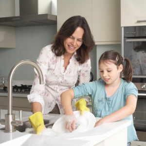 Lavar a louça na pia permite a existência de bactérias que podem beneficiar as crianças - Getty Images