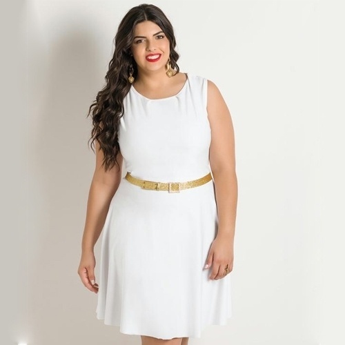 Vestido branco em cotton jeans com cinto dourado na cintura, da Marguerite à venda na Posthaus. Preço: R$ 59,99. Informações: www.posthaus.com.br | Preço e disponibilidade pesquisados em março de 2015 e sujeitos a alterações - Divulgação