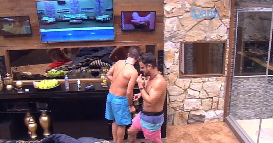 4.mar.2015 - Adrilles, Rafael e Fernando falam sobre Cézar e olham o brother pelas câmeras