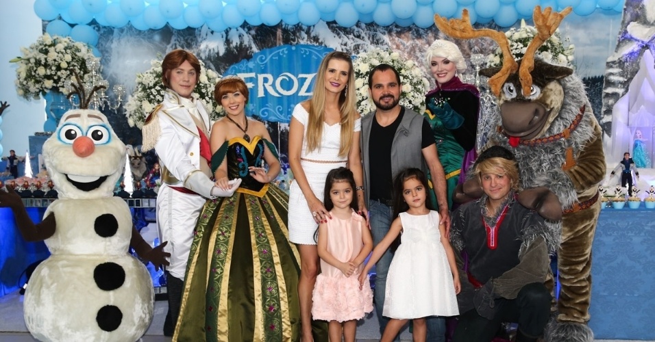 4.mar.2015 - Luciano Camargo e a arquiteta Flávia Fonseca comemoram o aniversário de cinco anos das pequenas gêmeas Isabella e Helena, em São Paulo com festa inspirada no filme "Frozen", da Disney