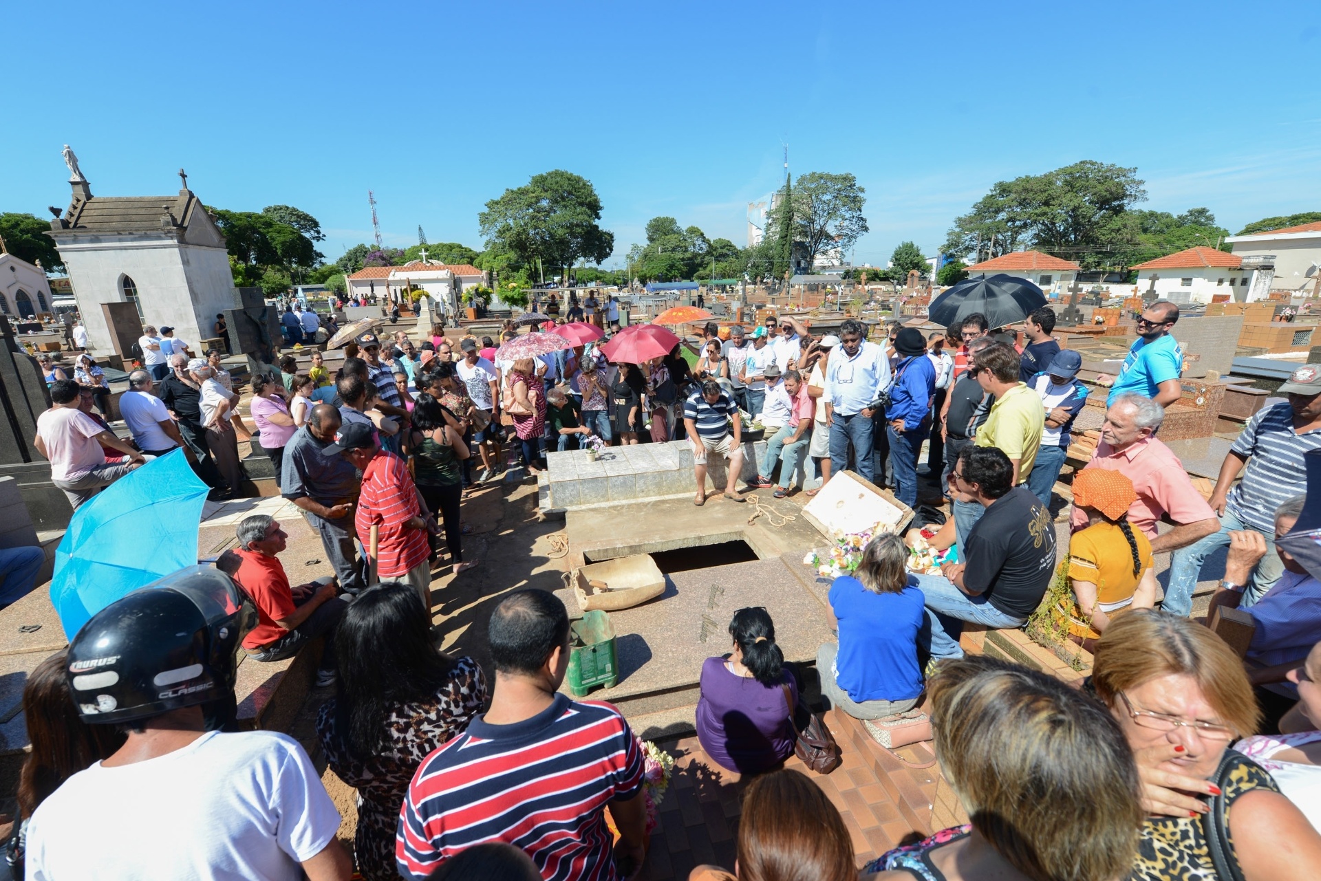 4.mar.2015 - O cortejo para o enterro do sertanejo José Rico, da dupla com Milionário, chegou a causar tumulto na chegada ao Cemitério da Saudade. Fãs invadiram o local para esperar a chegada do caixão - Fernando Rosolen/UOL
