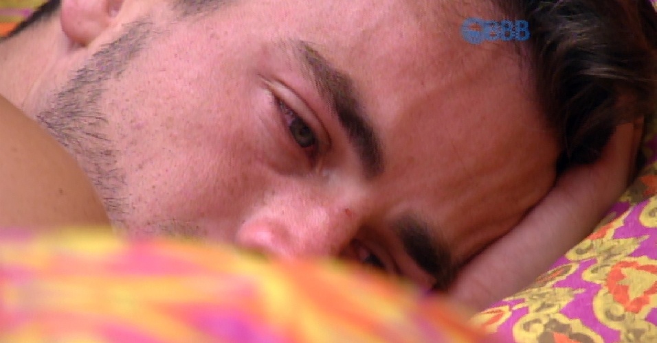 4.mar.2015 - Rafael chora sozinho no quarto laranja. O estudante foi consolado pouco depois por Tamires e Amanda