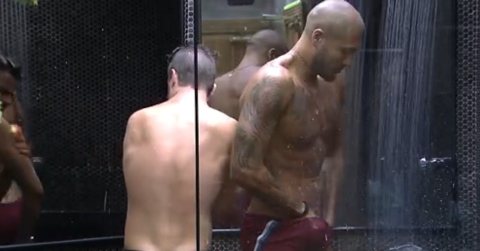 4.mar.2015 - Rafael divide o chuveiro com Fernando no 