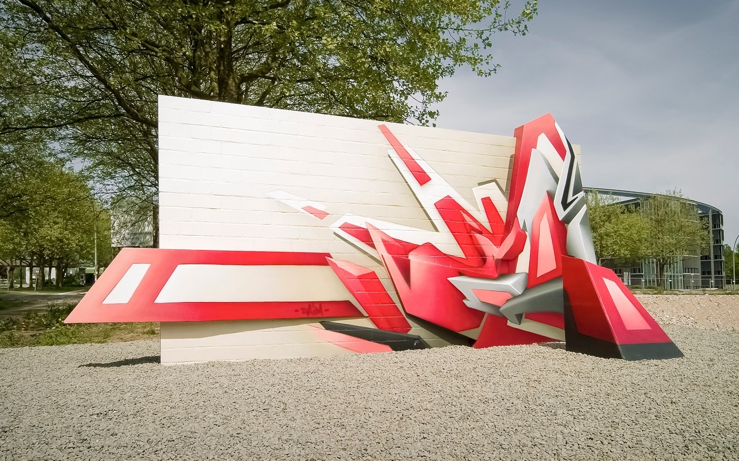 "As formas são criadas por algumas linhas, a emoção se transforma em cor e as reminiscências de elementos arquitetônicos crescem e estendem-se ao espaço", explica Daim, que usa cores cítricas e papelão em seus murais - Divulgação/daim.org