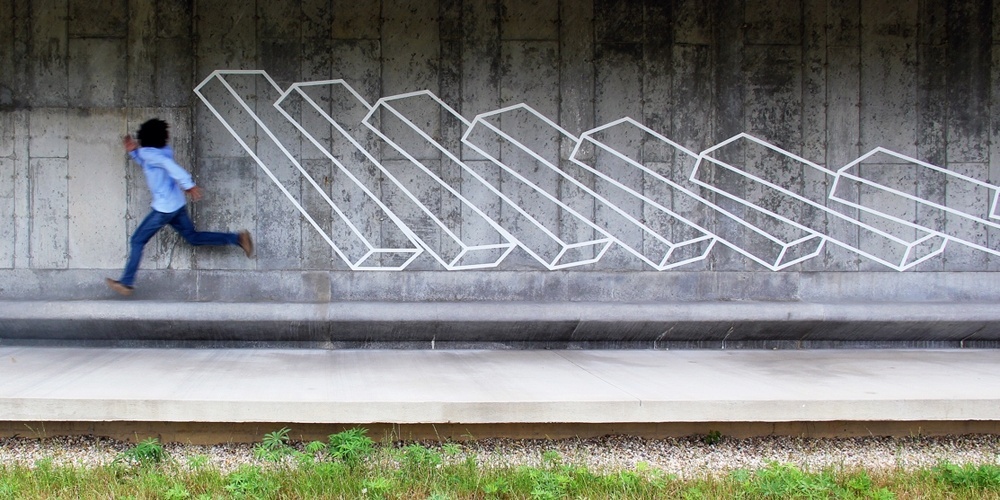 "Domino" é uma das instalações do artista de rua indiano Aakash Nihalani no Parish Art Museum, em Nova York - Reprodução/eyescreamsunday.com