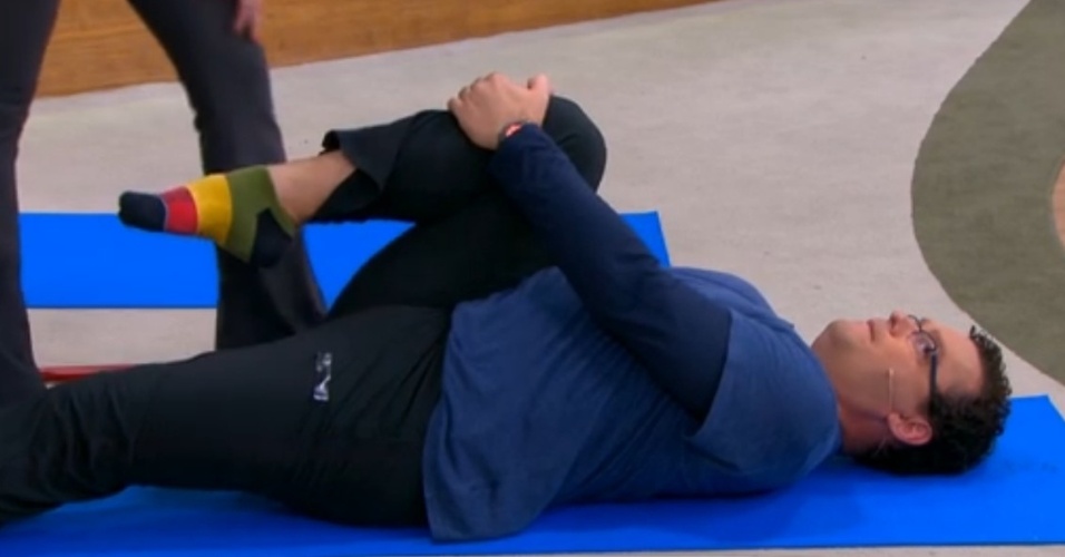 Fernando Rocha fez exercícios de ioga e pilates ao vivo para falar sobre os benefícios deles para a postura
