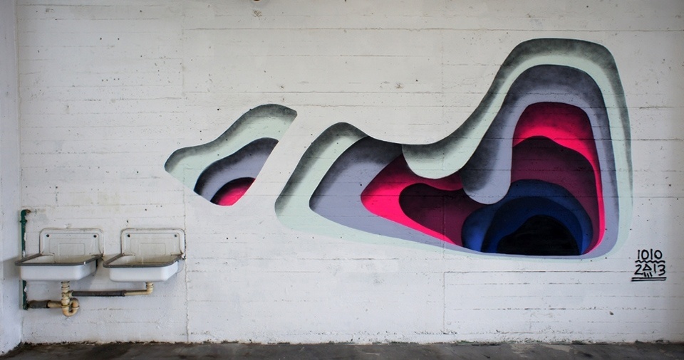 Os portais geométricos de 1010  - De Hamburgo, o casal Eva e Franco Mattes usam princípios da geometria como base de suas experimentações nas ruas, onde transporta o espectador através de suas camadas coloridas. Para onde o portal vai te levar? Só seguindo os traços para saber - Divulgação/facebook.com/1010art