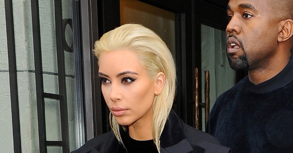 05.mar.2015 - Kim Kardashian aparece com os cabelos curtos e loira na semana de moda de Paris