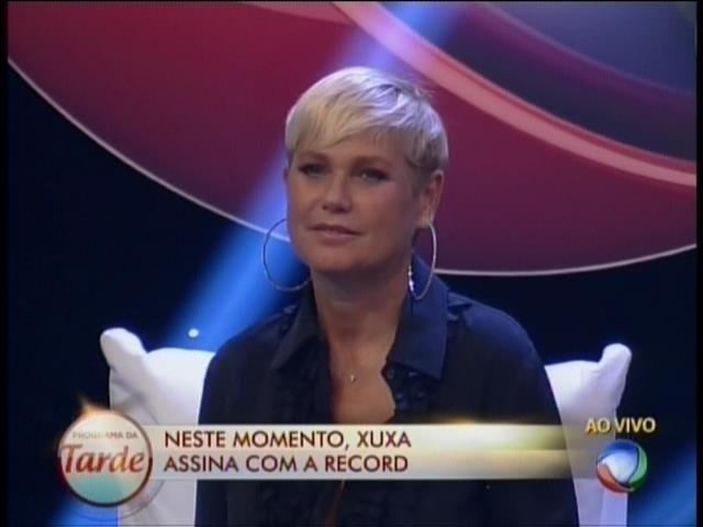 5.mar.2015 - A apresentadora Xuxa assina o contrato com a Record