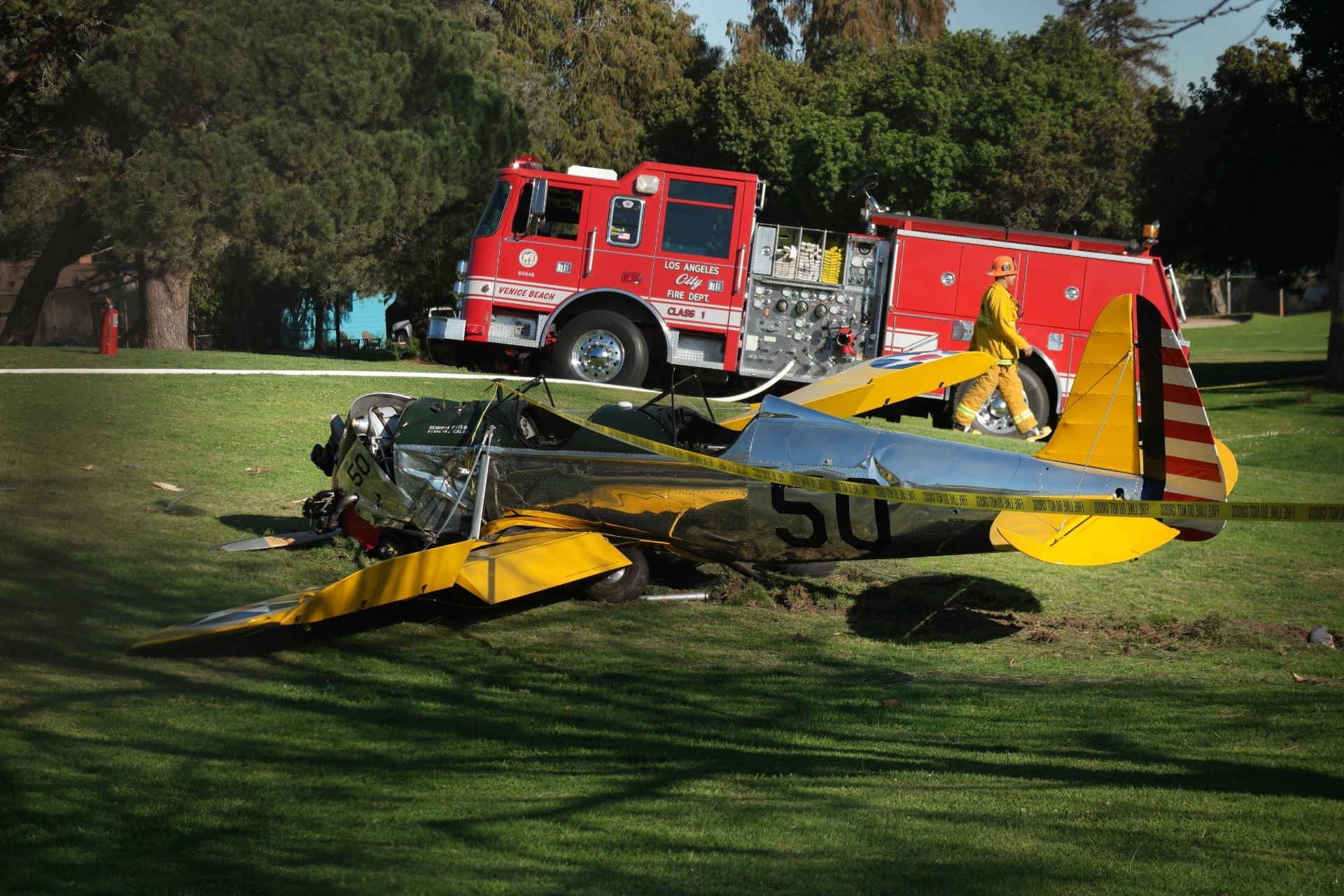 5.mar.2015 - Avião pilotado por Harrison Ford, que sofreu um acidente nesta quinta, em Venice, Califórnia - Jonathan Alcorn/AFP Photo
