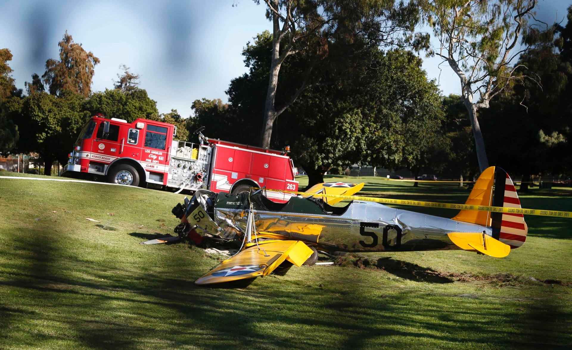 5.mar.2015 - Avião pilotado por Harrison Ford, que sofreu um acidente nesta quinta, em Venice, Califórnia - Lucy Nicholson/Reuters