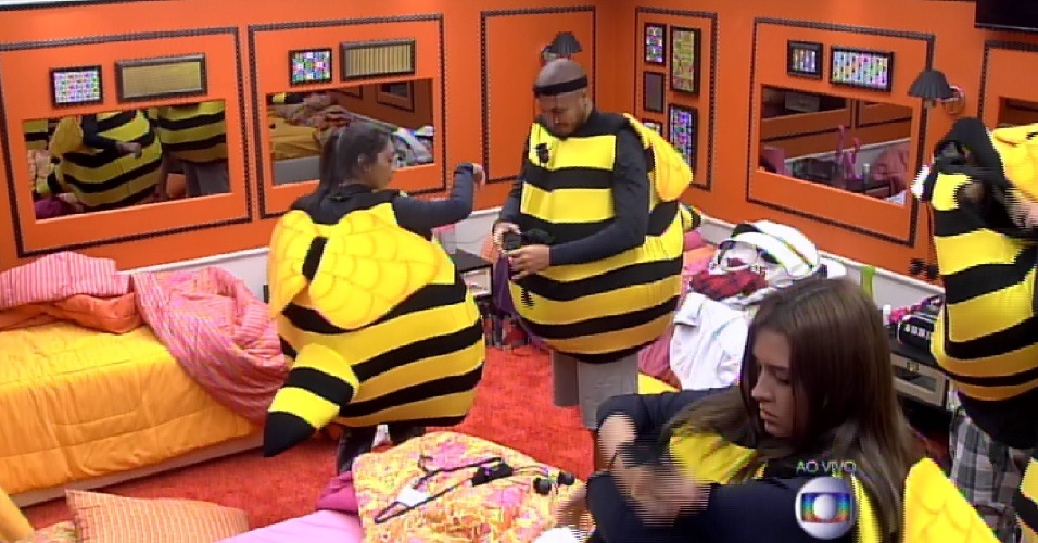 5.mar.2015 - Brothers vestem fantasia de abelha para participar de prova do líder