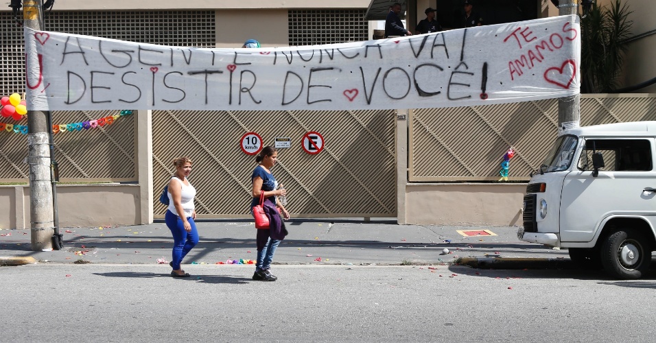 5.mar.2015 - Fãs colocam faixa em frente à sede da Record, no bairro da Barra Funda, em São Paulo, para homenagear Xuxa. "Nunca vamos desistir de você. Te amamos", dizia a faixa