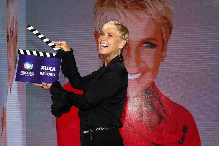 5.mar.2015 - Feliz, Xuxa tira fotos para anunciar sua contratação da Record