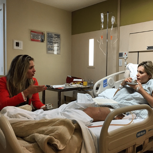 5.mar.2015 - Joana Machado faz visita a Andressa Urach no hospital Alvorada, em São Paulo, tomam café juntas e conversam. A imagem foi postada no Instagram pelo assessor da ex-candidata a Miss Bumbum