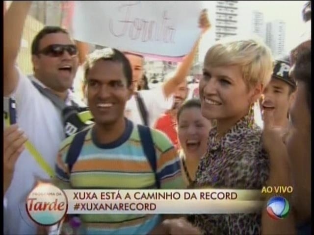 5.mar.2015 - Sósia da Xuxa aguarda a chegada da apresentadora na porta da Record ao lado de outros fãs