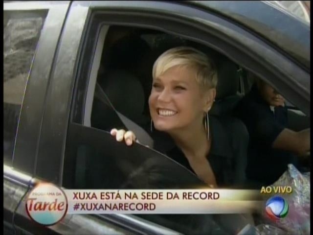 5.mar.2015 - Xuxa chega sorridente à Record