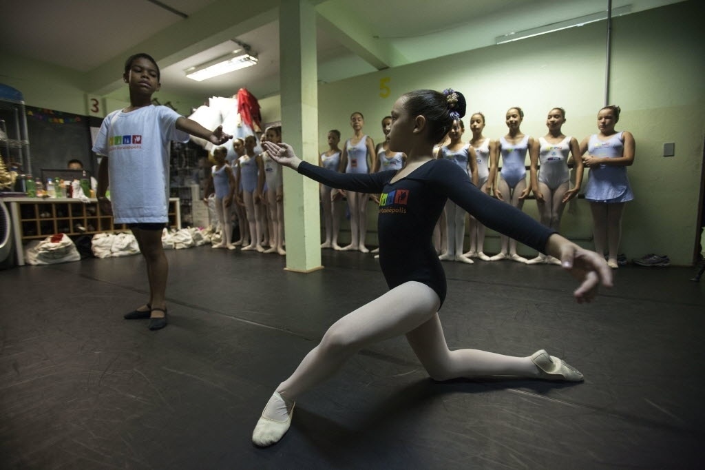 Alunas do projeto Projeto Ballet Paraisópolis, criado pela bailarina Monica Tarrago - Sebastião Moreira/Efe