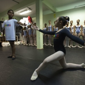 Alunas do projeto Projeto Ballet Paraisópolis, criado pela bailarina Monica Tarrago - Sebastião Moreira/Efe