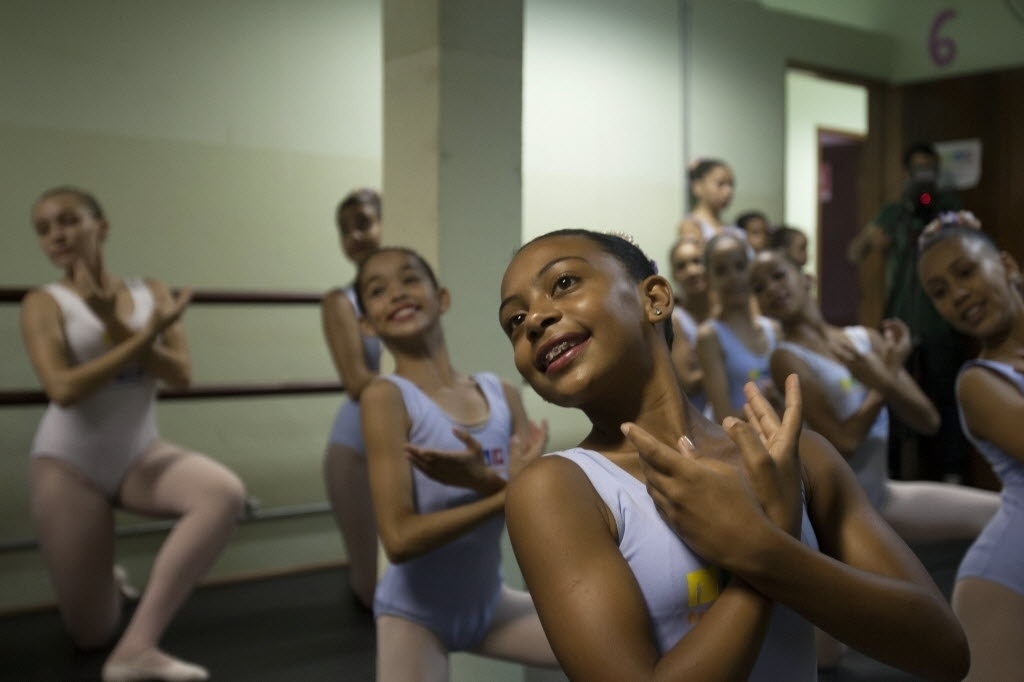Alunas do projeto Projeto Ballet Paraisópolis, criado pela bailarina Monica Tarrago - Sebastião Moreira/Efe